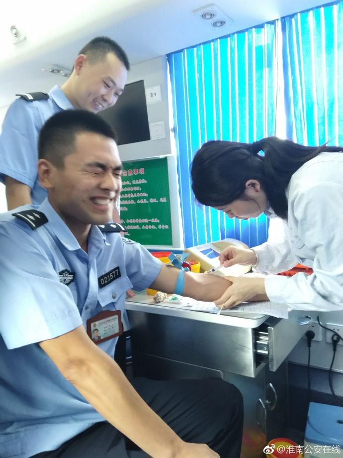 疼skr人！警察在移動獻血車上的表情包亮了
